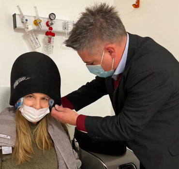 Éxito en la prueba de la máquina para quimio con pelo: mantuvo el frío del casco de una paciente durante toda la quimio